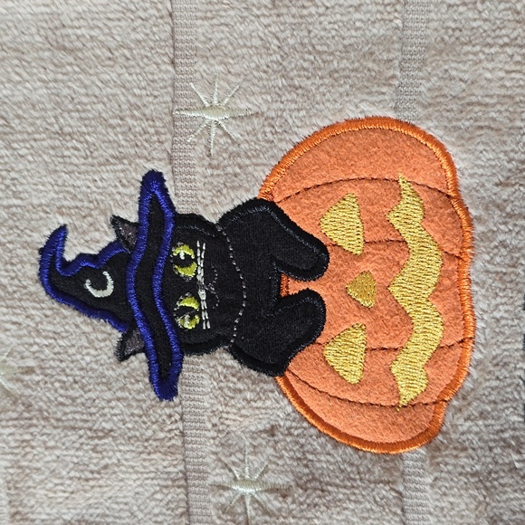 BUNDLE OF 2 HALLOWEEN BATH HAND TOWELS - Picture 2 of 7